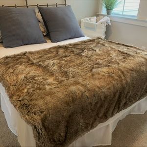 Tahari faux Fur Throw Blanket